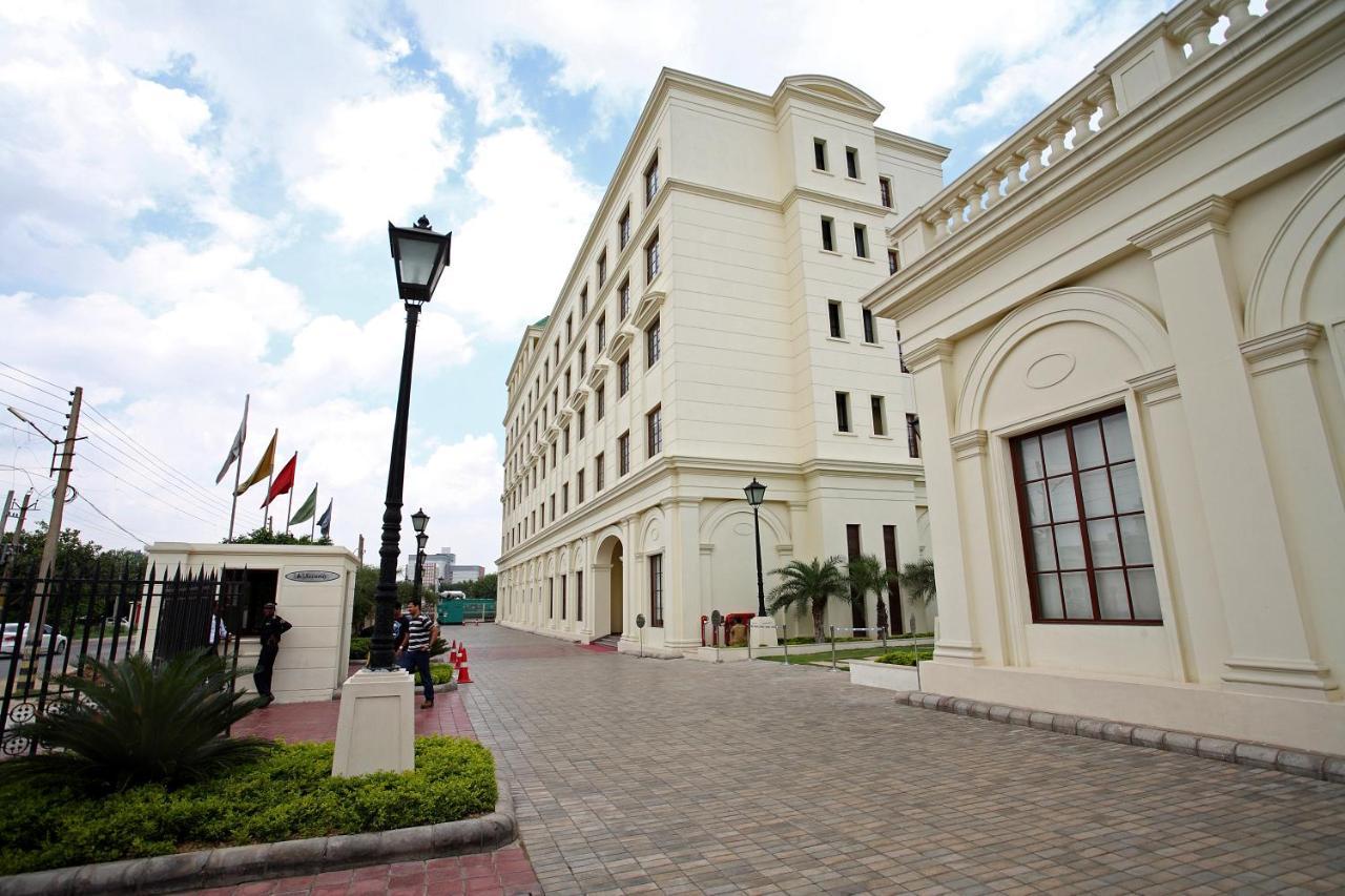 Dlf Club 3 Hotel Gurgaon Exterior photo