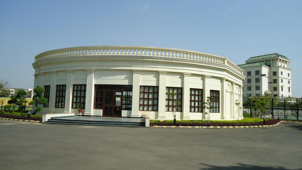 Dlf Club 3 Hotel Gurgaon Exterior photo