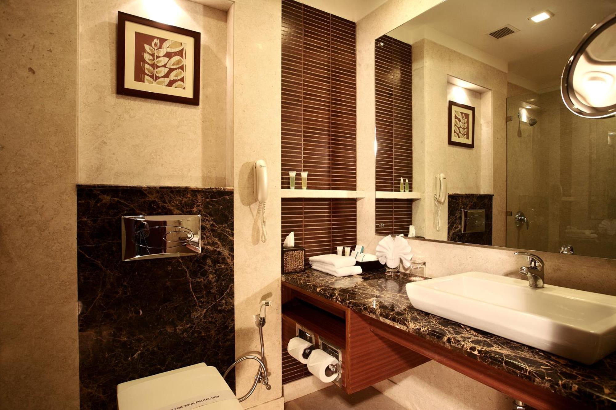 Dlf Club 3 Hotel Gurgaon Exterior photo