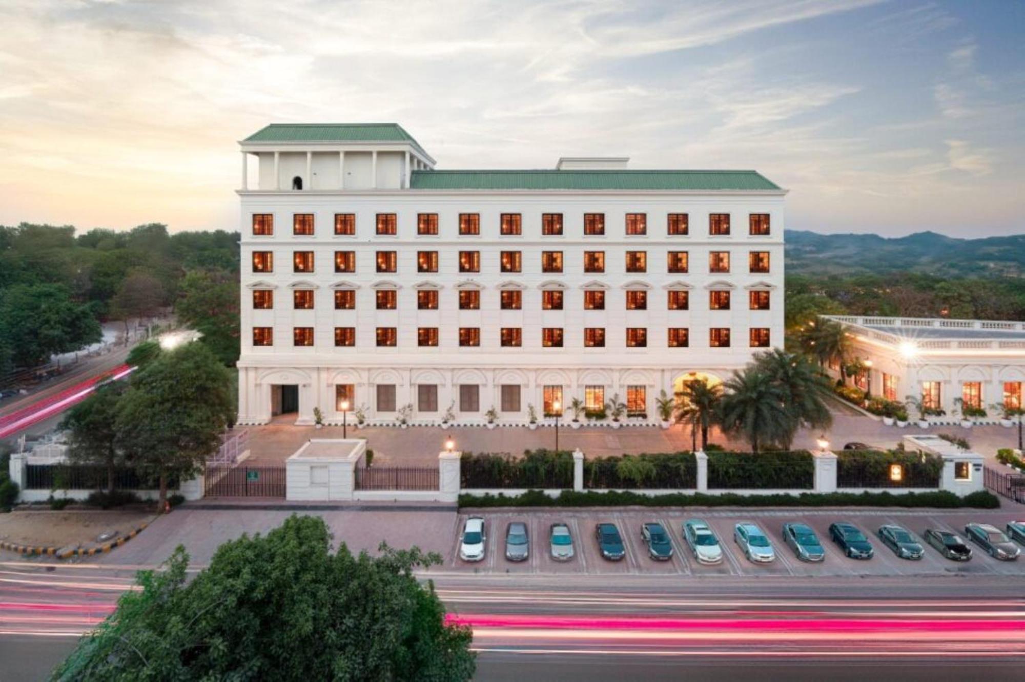 Dlf Club 3 Hotel Gurgaon Exterior photo