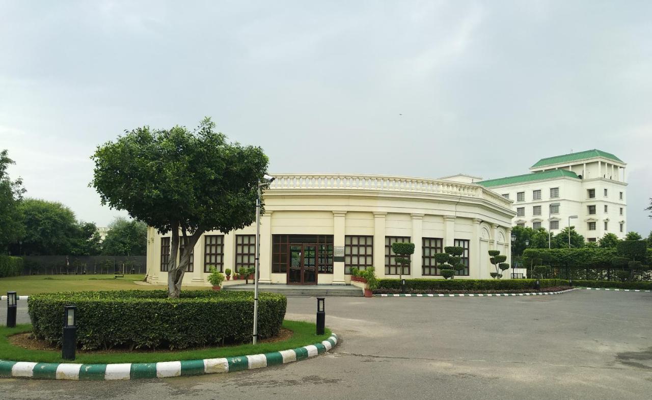 Dlf Club 3 Hotel Gurgaon Exterior photo